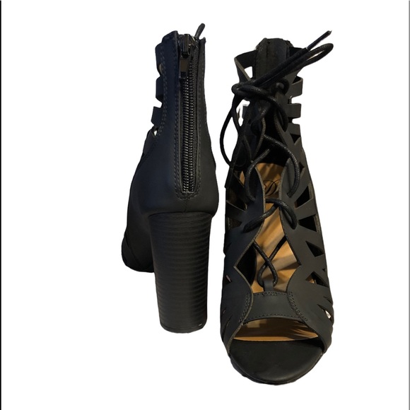 Heart in D block heel short gator lace wrap sandals with easy on back zip EUC - Picture 7 of 8